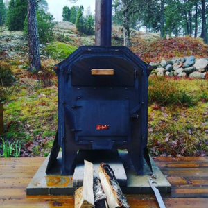 "Faster Greta bak- och matlagningsugn placerad på en skogstomt."
