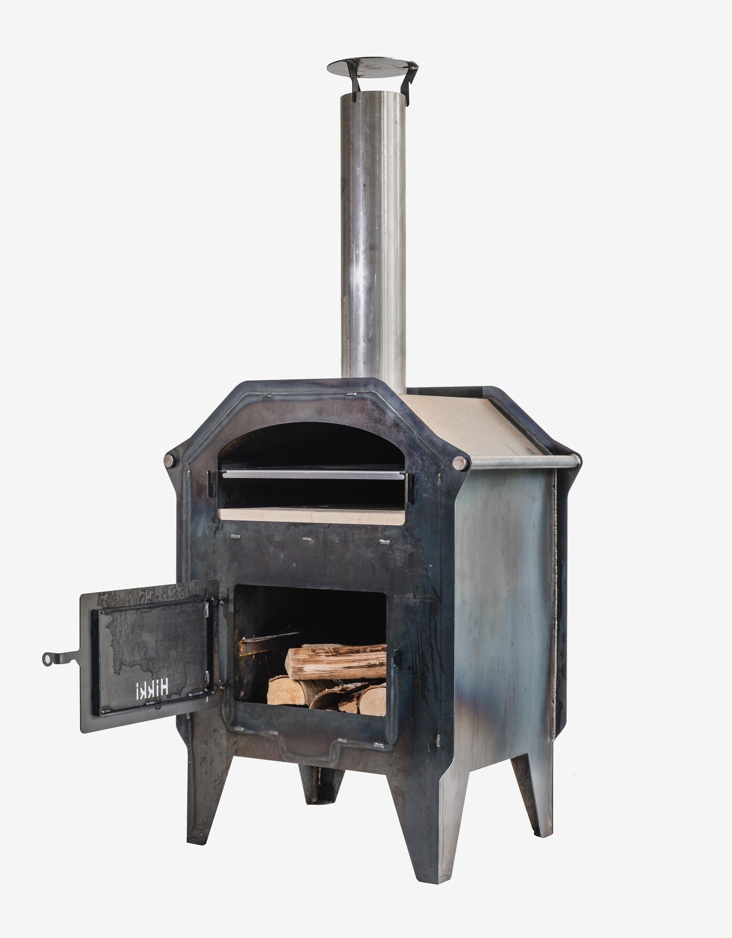 Faster Greta från sidan. En vedeldad pizzaugn och bakugn för utomhusbruk.