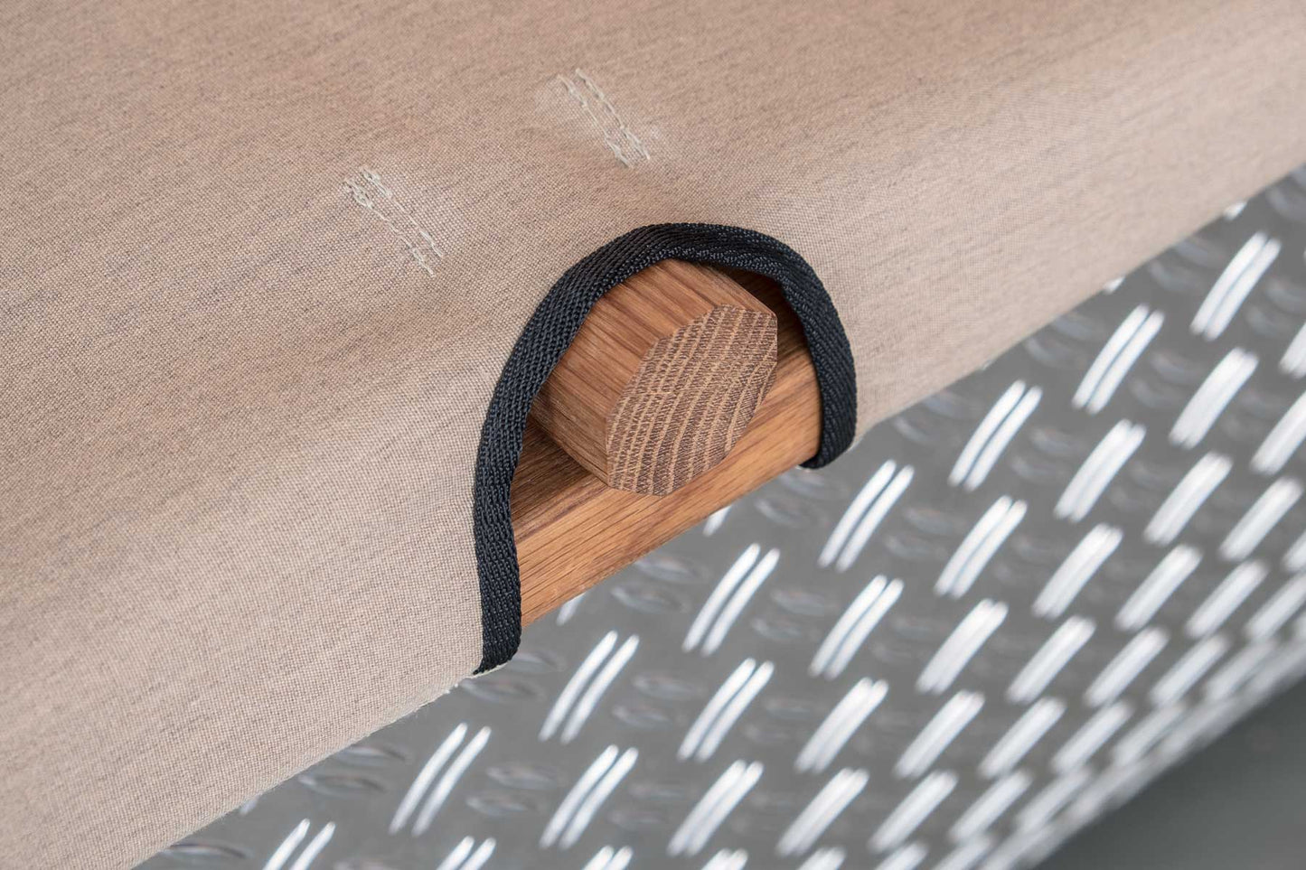 Pinnen för ryggstödet fungerar som en slags taknock för överdraget och förhindrar pölar från att bildas