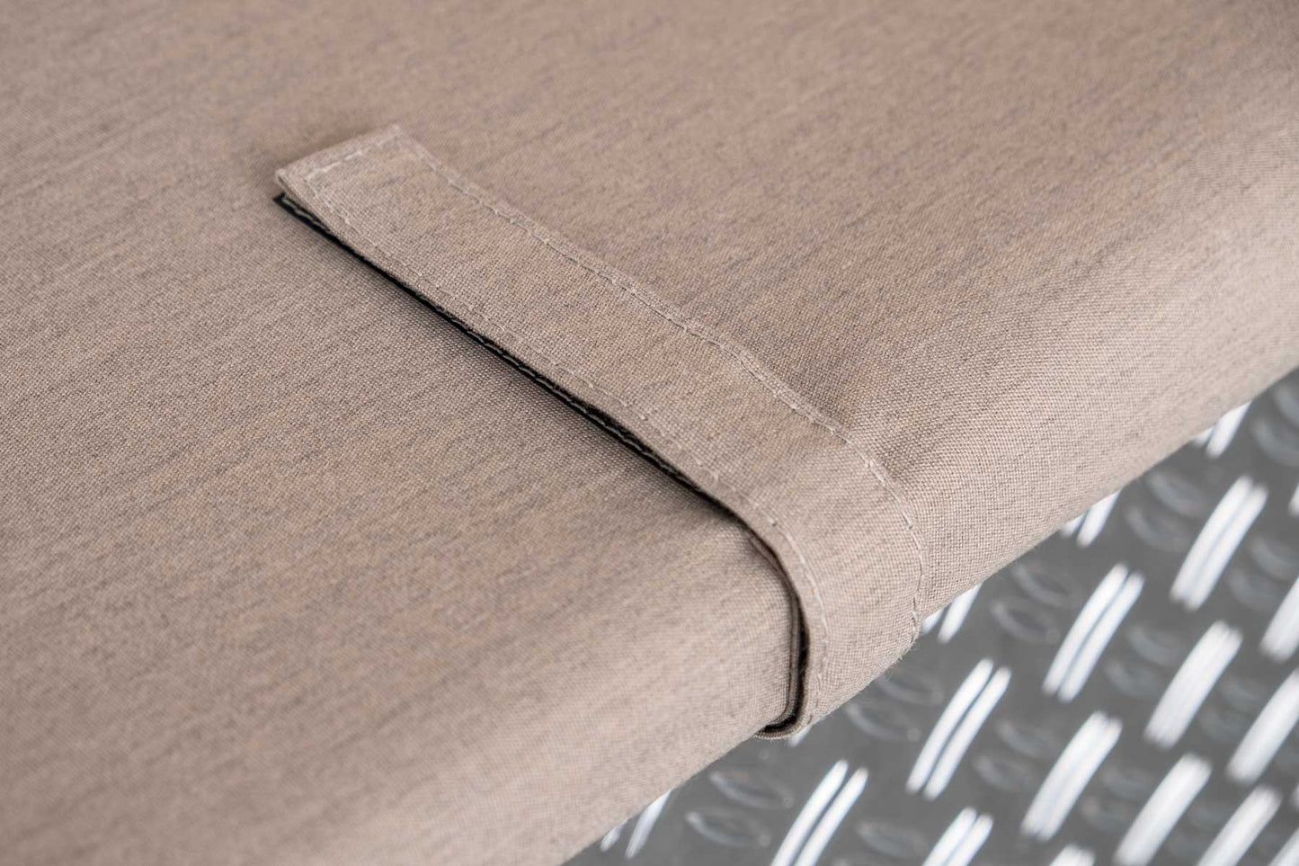 Kraftiga band håller skyddet på plats