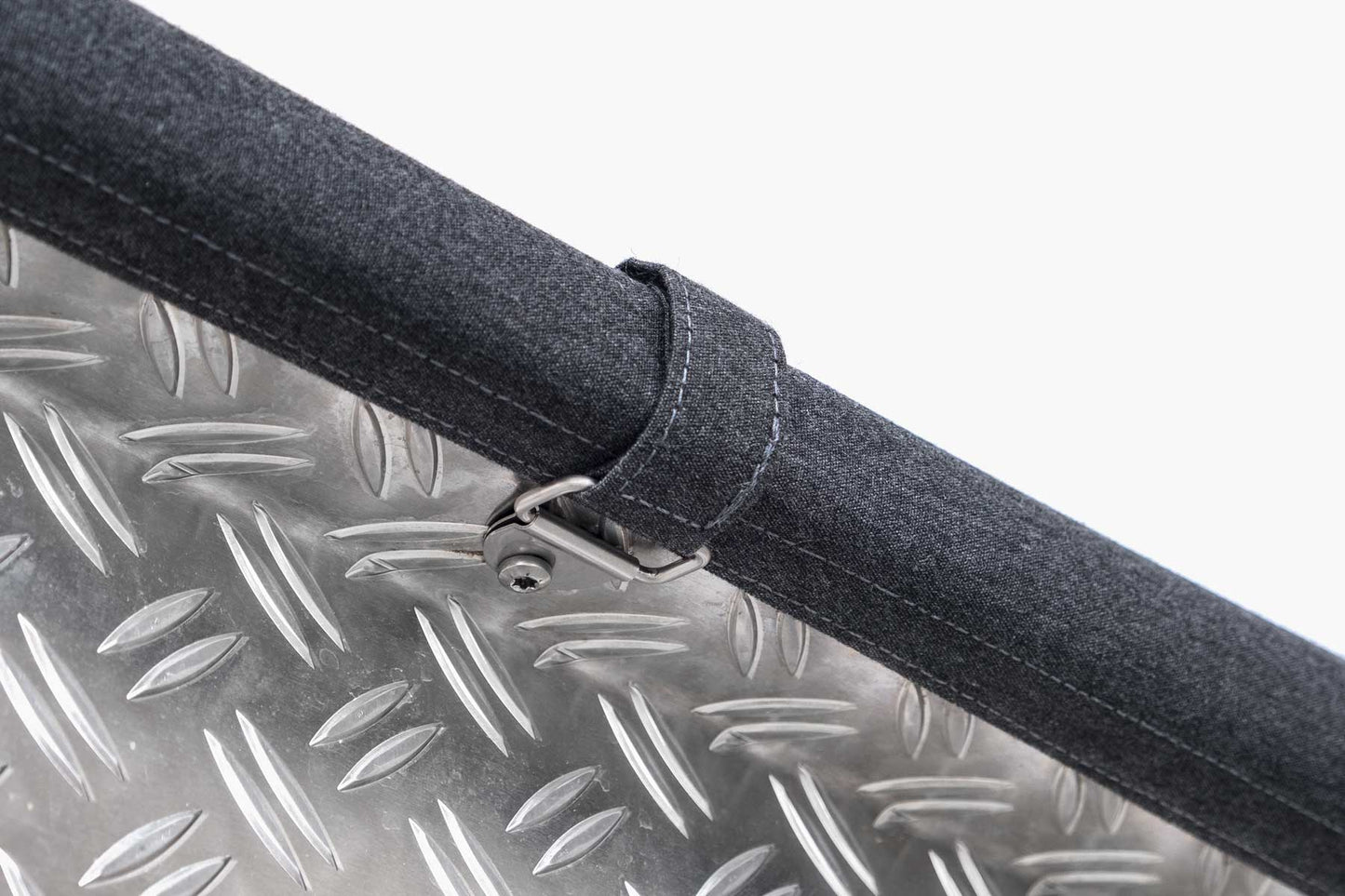 Överdraget hålls på plats med hjälp av remmar med baksida av kardborre