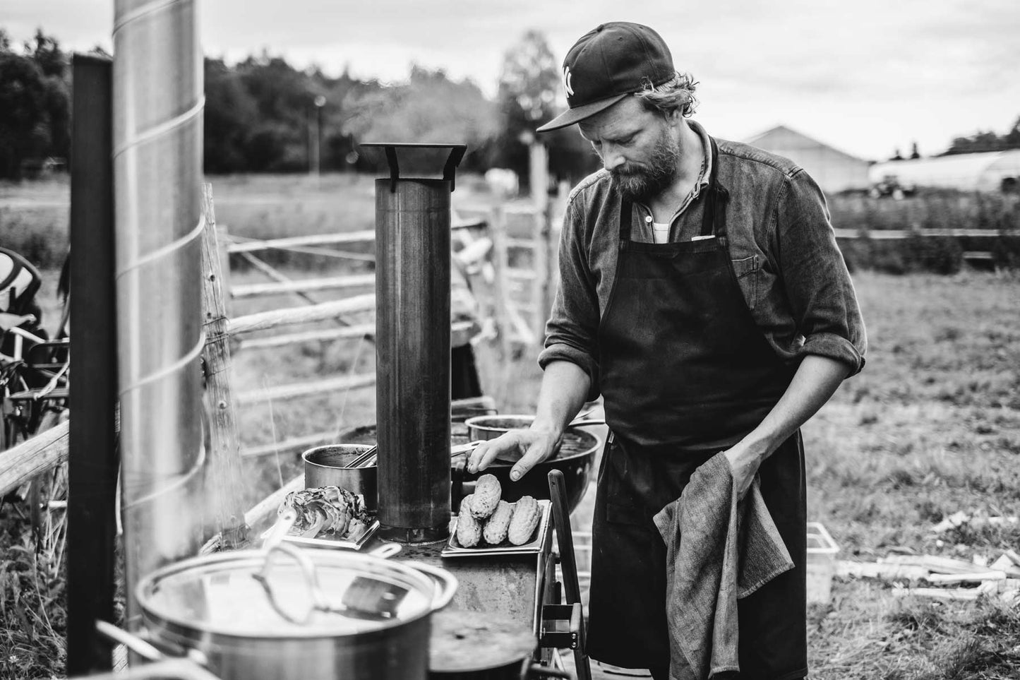 Matlagning utomhus i Hikkis vedeldade bak- och pizzaugn Faster Greta