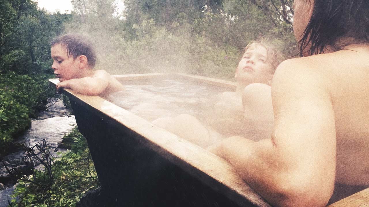 Sotiga utomhusbadkar och öringfiska i kalla vatten