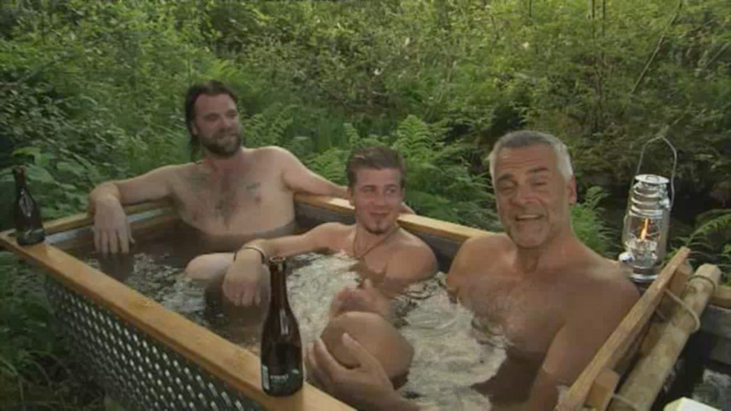 Ernst Kirchsteiger badar i Hikkis utomhusbadkar Bohemen