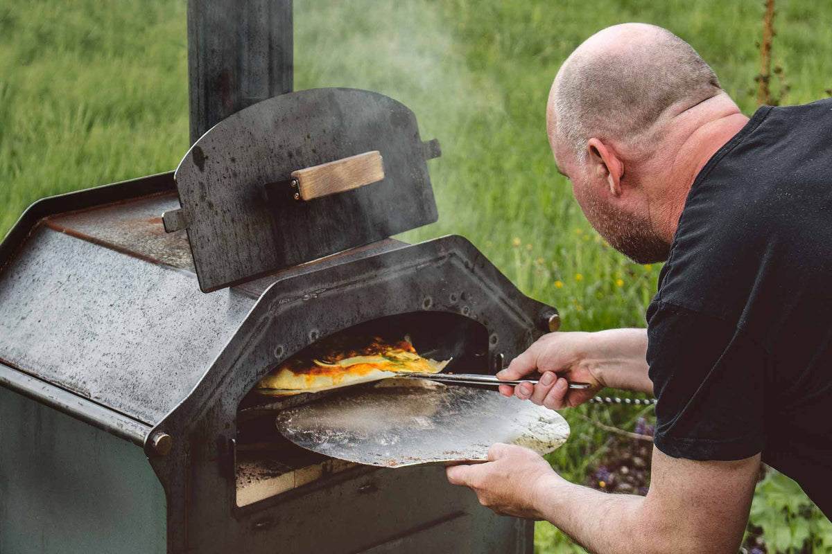 Faster Greta från Hikki är en vedeldad pizzaugn och bakugn för utomhusbruk - Perfekt för att baka pizza, bröd och all möjlig slags matlagning ute i det fria