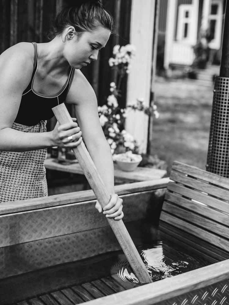 "Kvinna förbereder ett bad i utomhusbadkaret Bohemen."