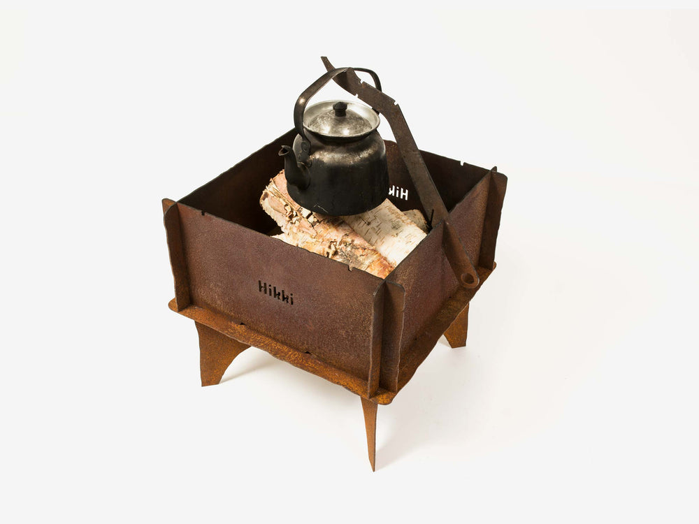 
                  
                    Lillhälla kommer med en kaffepinne som låter dig hänga en te- eller kaffepanna över elden. För vem gillar inte en kopp kokkaffe ute i det fria?
                  
                