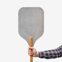 Plåtfjäla pizza peel in aluminium and oak
