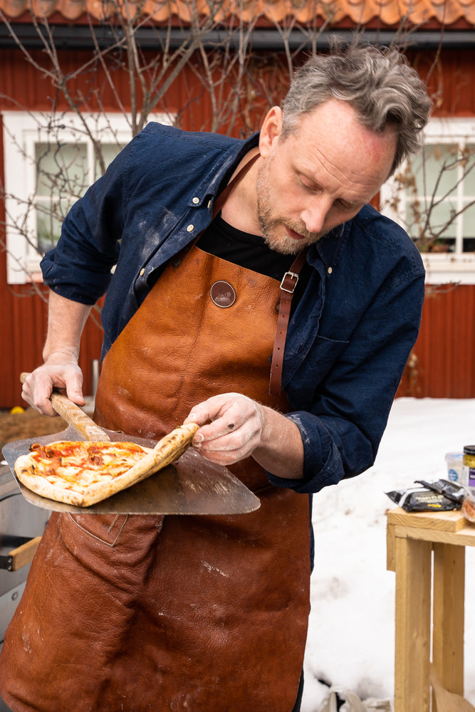 
                  
                    Anders Samuelsson gräddar pizzor i Gömsle bakugn
                  
                